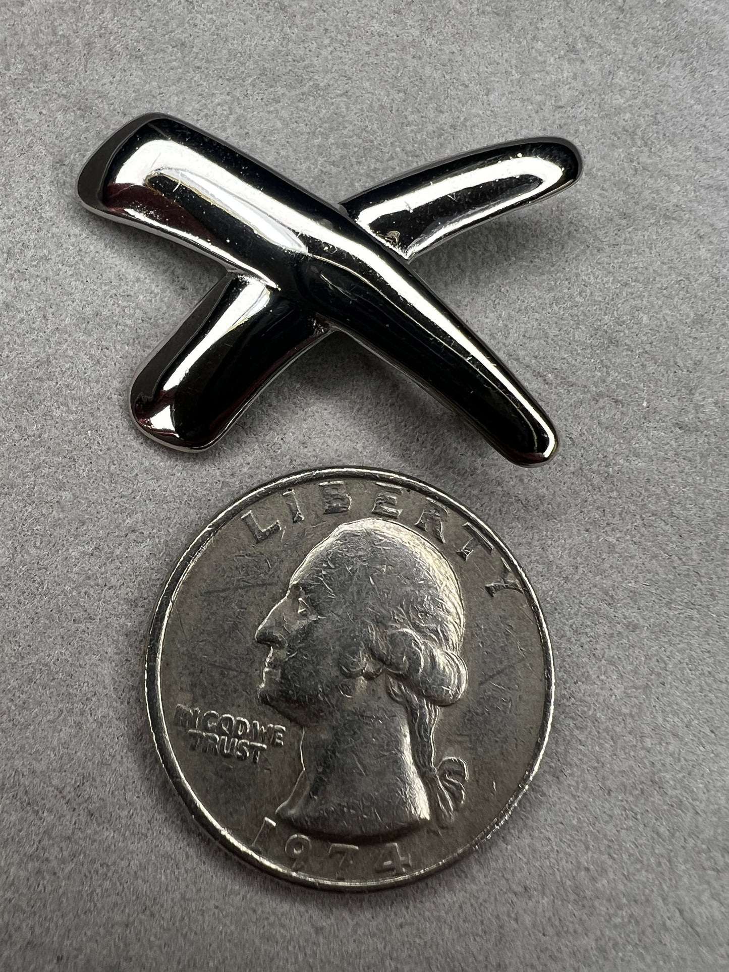 Crafted from sterling silver, this brooch features a simple, modern design that effortlessly enhances any outfit. Perfect for adding a subtle touch of style every day.