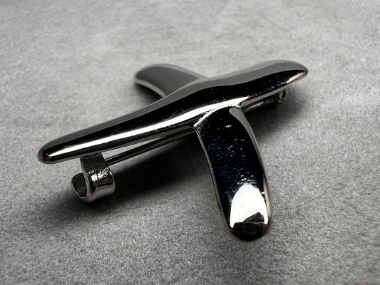 Crafted from sterling silver, this brooch features a simple, modern design that effortlessly enhances any outfit. Perfect for adding a subtle touch of style every day.