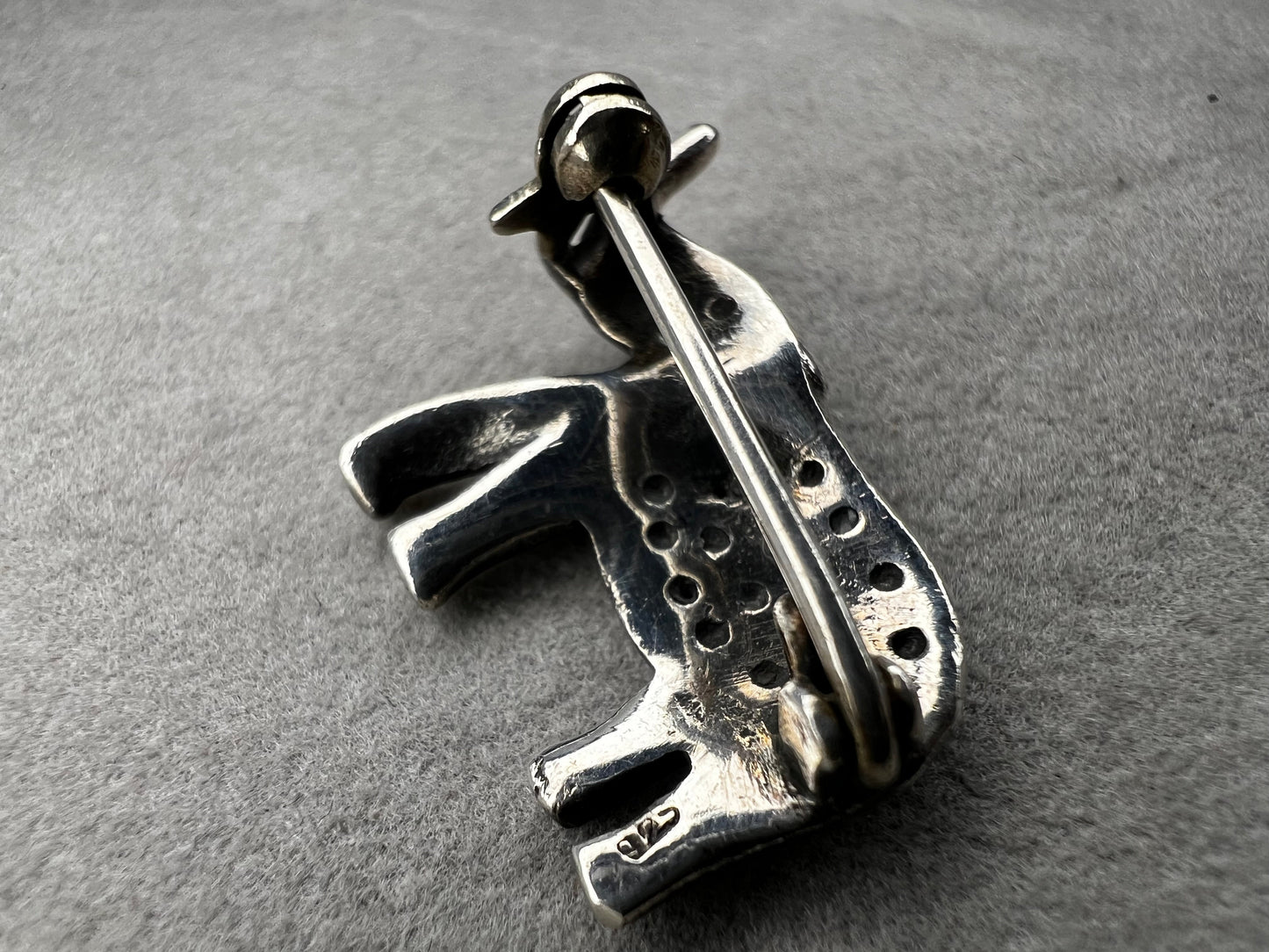 This charming vintage sterling silver elephant brooch features delicate marcasite accents that catch the light beautifully. Measuring 1 inch, it’s a subtle yet elegant accessory that adds a touch of sparkle and personality to any outfit.