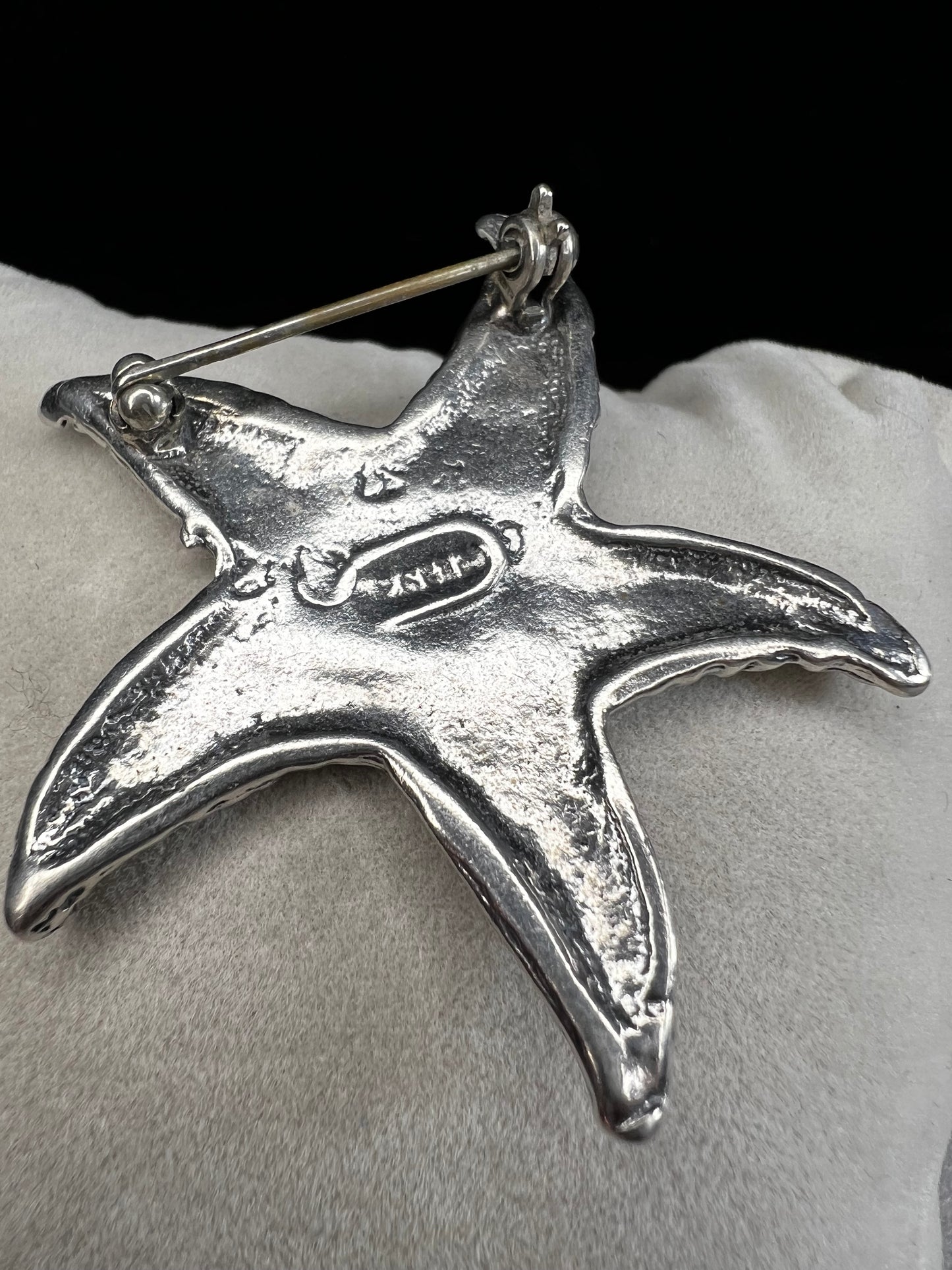 This sterling silver starfish brooch captures the essence of summer with its delicate craftsmanship. Inspired by the beauty of Mexico’s coastal charm, it’s a perfect accessory to brighten your warm-weather outfits or to give to someone who loves the sea.