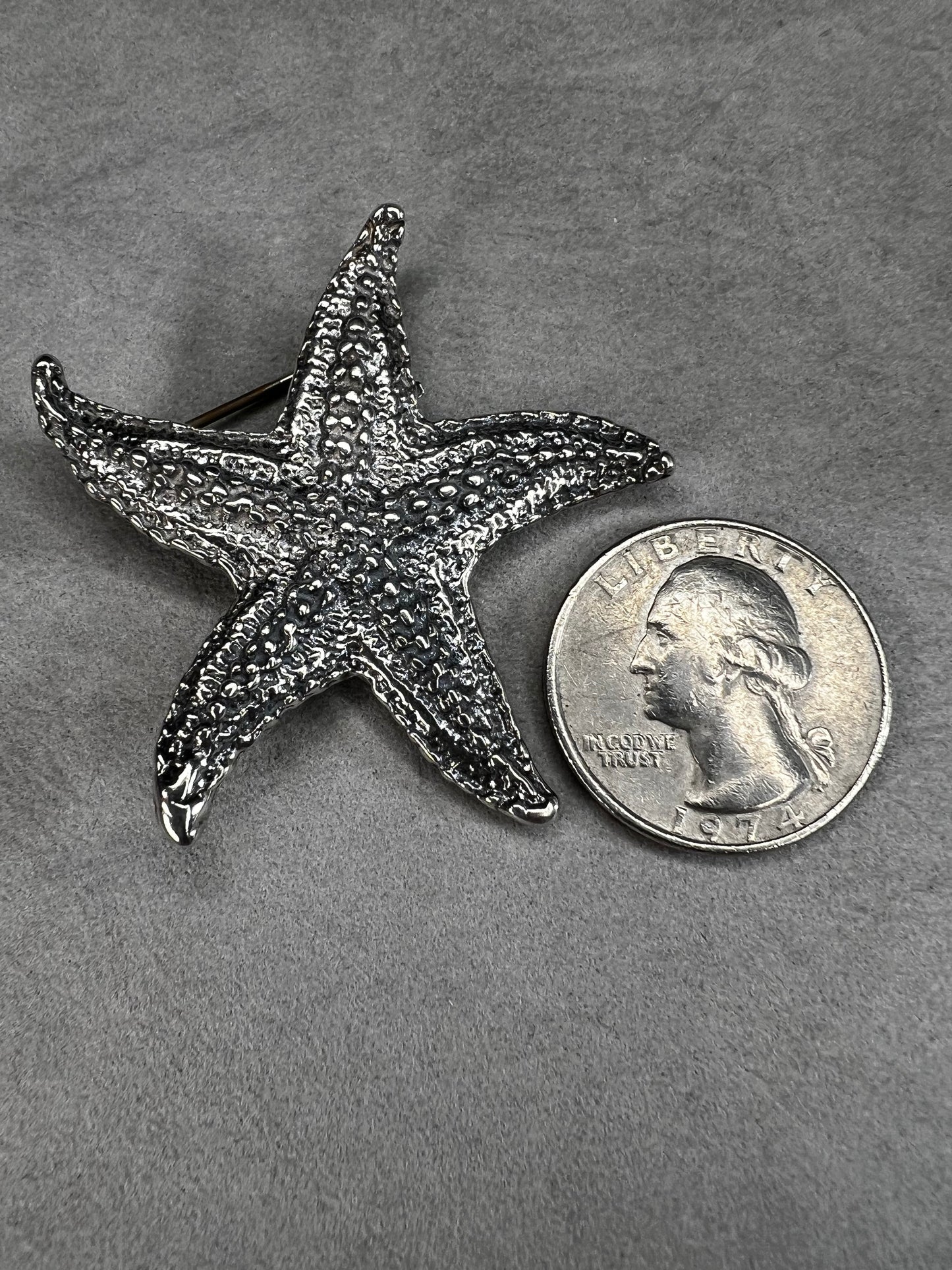 This sterling silver starfish brooch captures the essence of summer with its delicate craftsmanship. Inspired by the beauty of Mexico’s coastal charm, it’s a perfect accessory to brighten your warm-weather outfits or to give to someone who loves the sea.