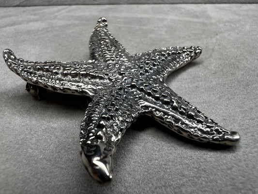This sterling silver starfish brooch captures the essence of summer with its delicate craftsmanship. Inspired by the beauty of Mexico’s coastal charm, it’s a perfect accessory to brighten your warm-weather outfits or to give to someone who loves the sea.