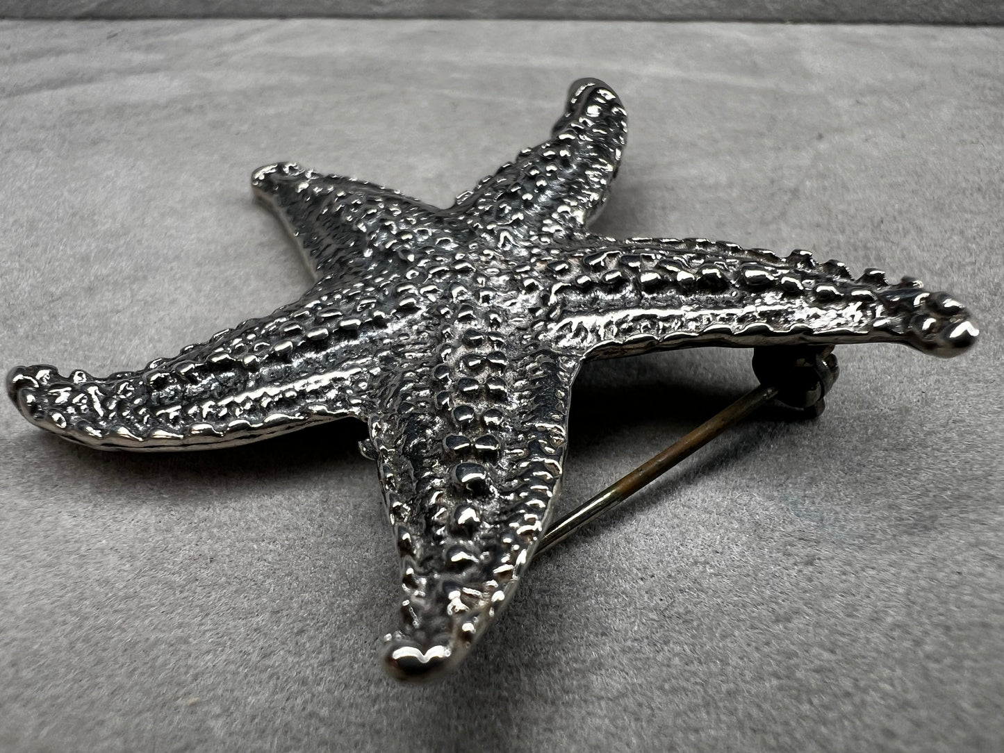 This sterling silver starfish brooch captures the essence of summer with its delicate craftsmanship. Inspired by the beauty of Mexico’s coastal charm, it’s a perfect accessory to brighten your warm-weather outfits or to give to someone who loves the sea.