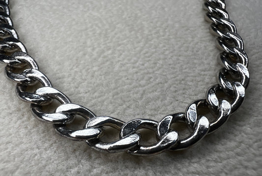 Add timeless elegance to your collection with this vintage Danecraft sterling silver bracelet. It offers a comfortable fit and classic style that suits any occasion.