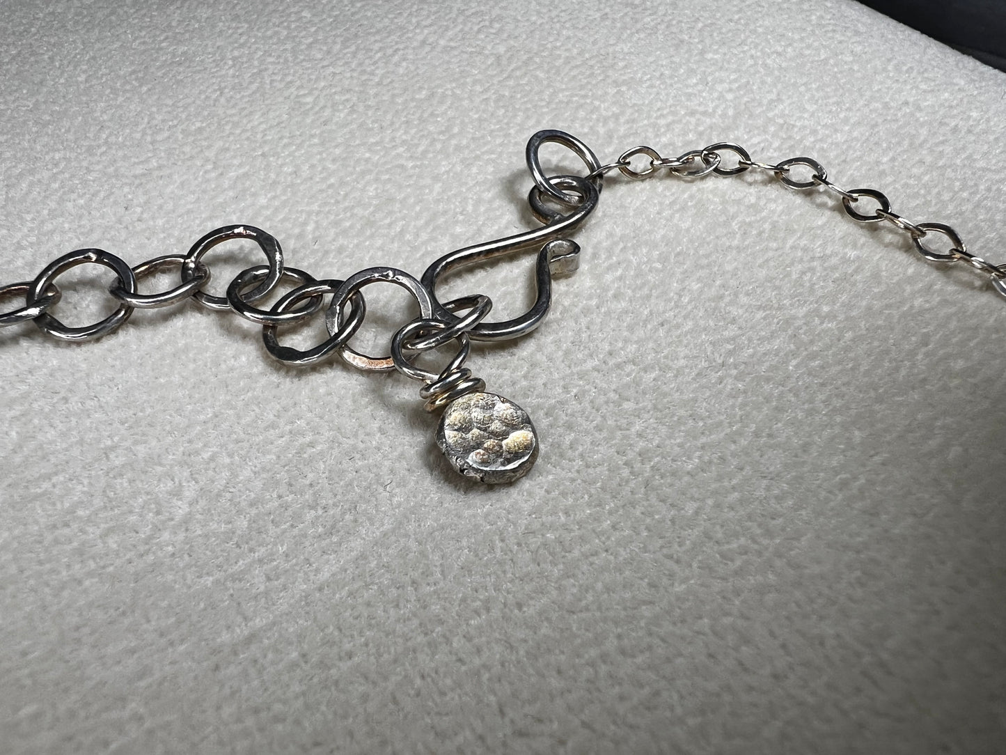 This 20" sterling silver ring and link necklace is thoughtfully crafted to add a touch of elegance and confidence to your favorite outfits. Let this necklace be the special piece that completes your wardrobe with grace and charm.