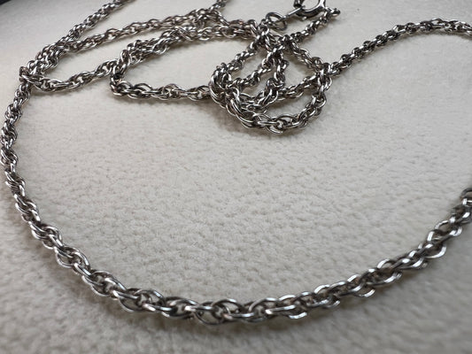This vintage 24" Mexican sterling silver rope chain is crafted for strength and durability. Its classic design makes it an ideal choice to wear alone or paired with your favorite pendant.