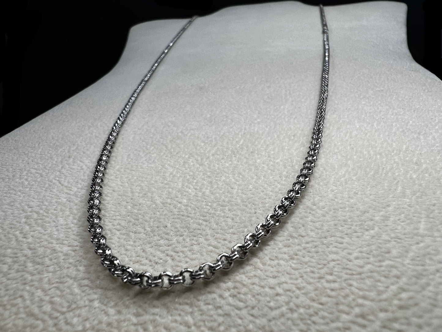 This sterling silver chain features a robust double spiral weave pattern, offering both durability and sophisticated style. Measuring 30 inches, it stands out equally as a solo accessory or when adorned with a pendant.