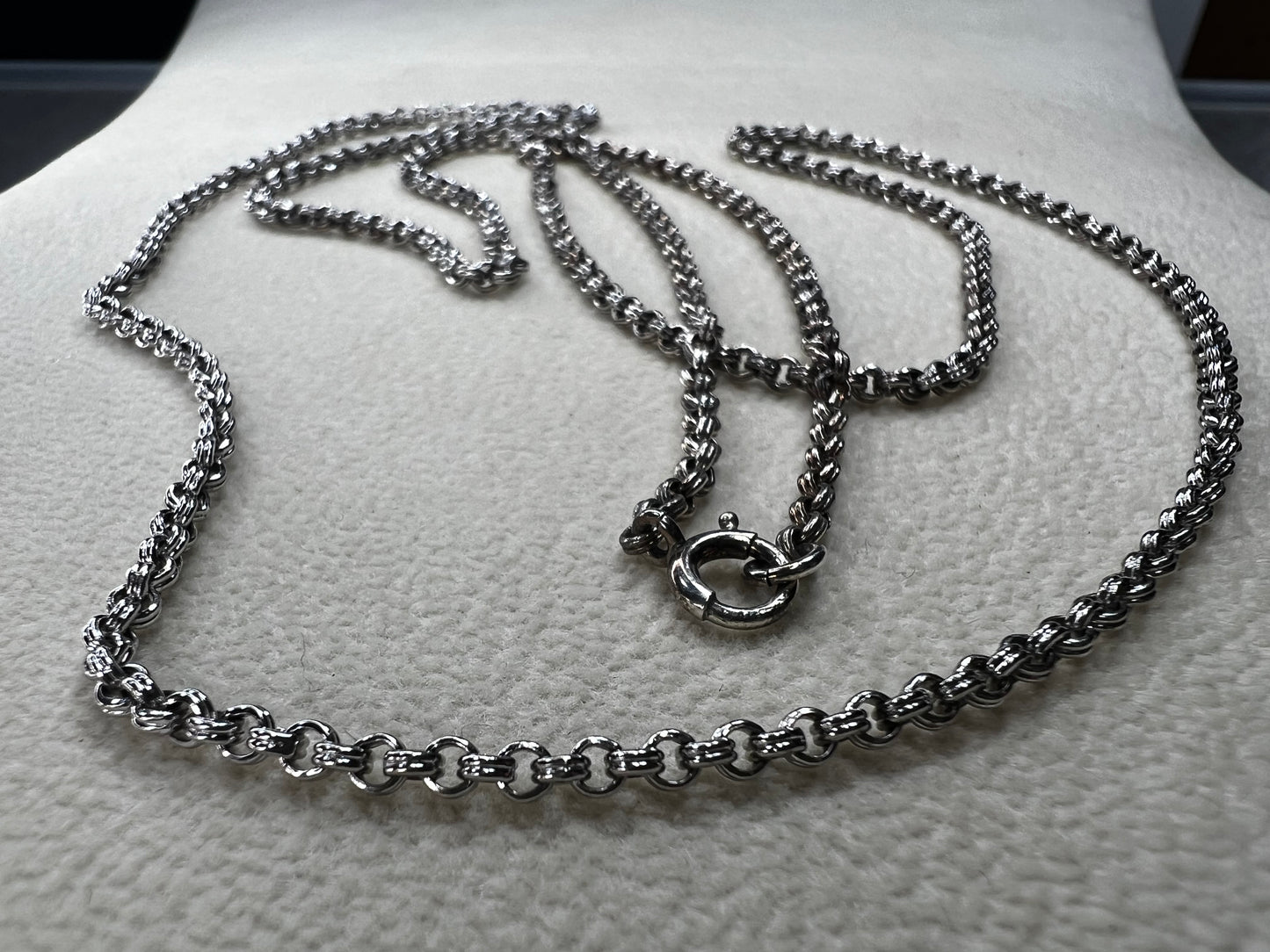 This sterling silver chain features a robust double spiral pattern, offering both durability and sophisticated style. Measuring 30 inches, it stands out equally as a solo accessory or when adorned with a pendant.