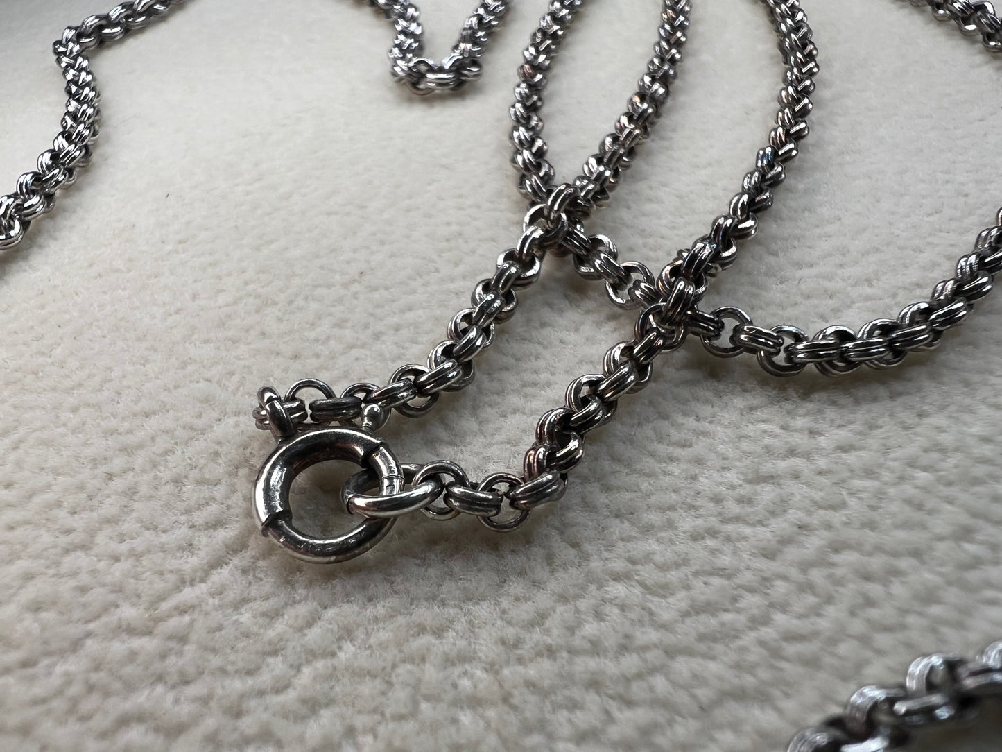 This sterling silver chain features a robust double spiral pattern, offering both durability and sophisticated style. Measuring 30 inches, it stands out equally as a solo accessory or when adorned with a pendant.