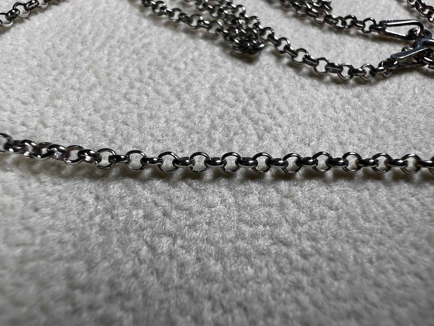 This vintage 16" sterling silver Baby Tweety Bird pendant necklace blends nostalgic charm with timeless style. Paired perfectly with a vintage Italian chain, the pendant creates a delightful Looney Tunes-inspired look that’s both playful and elegant. Ideal for adding a unique, vintage touch to your everyday wardrobe.