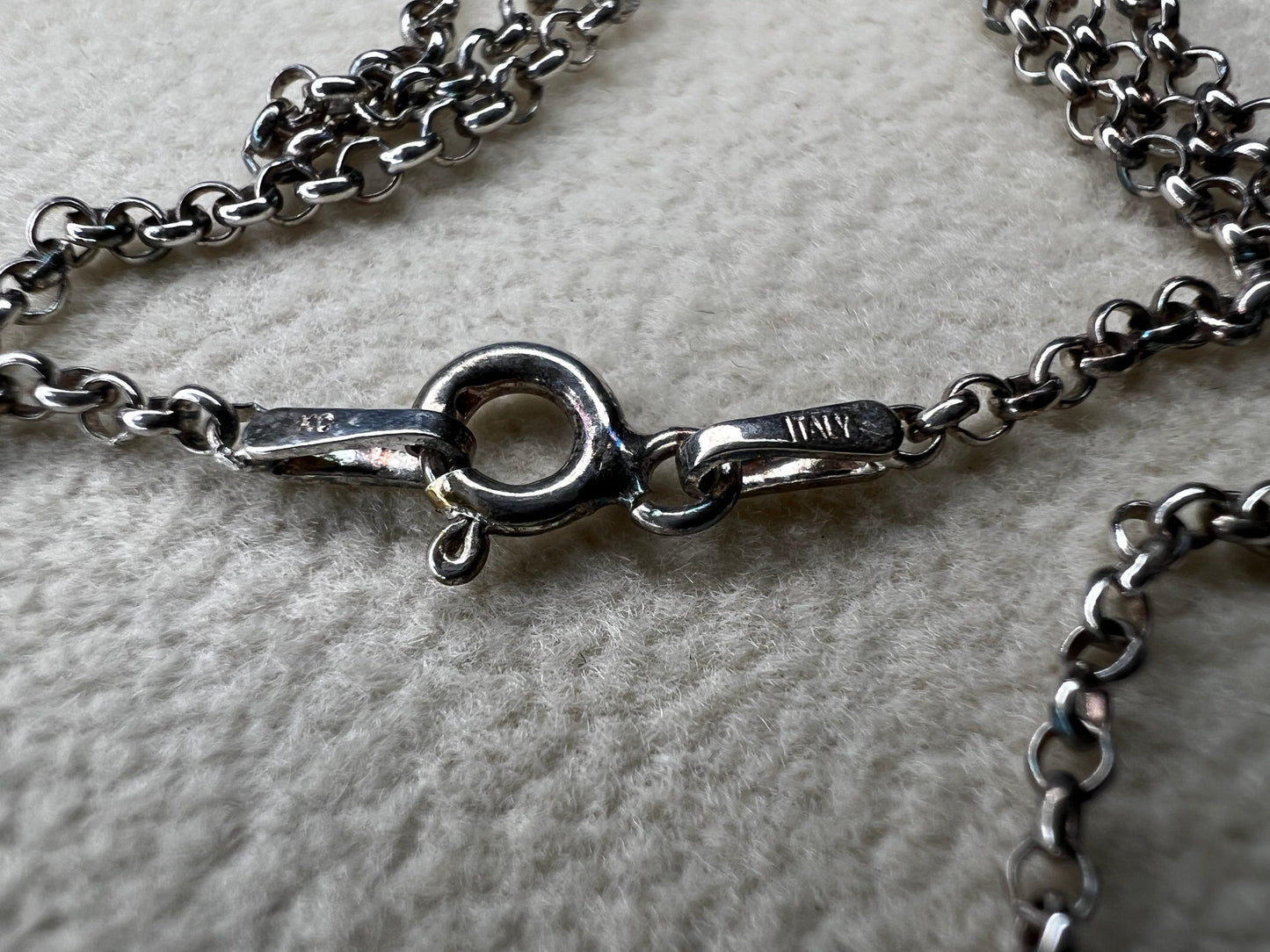 This vintage 16" sterling silver Baby Tweety Bird pendant necklace blends nostalgic charm with timeless style. Paired perfectly with a vintage Italian chain, the pendant creates a delightful Looney Tunes-inspired look that’s both playful and elegant. Ideal for adding a unique, vintage touch to your everyday wardrobe.