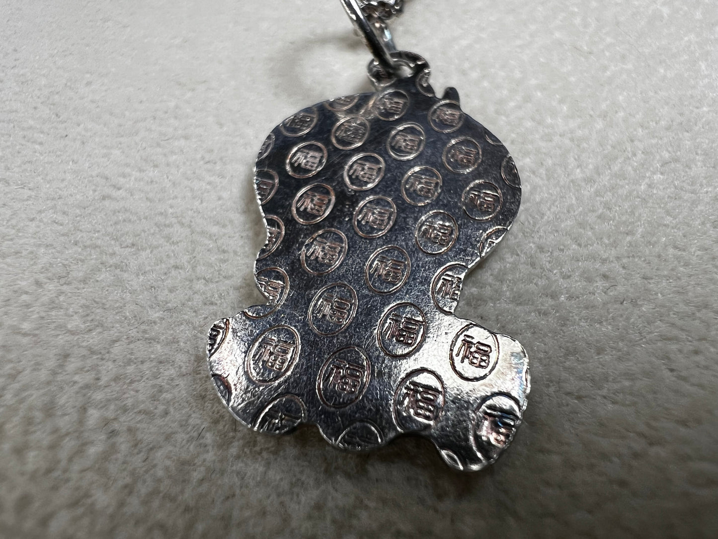 This vintage 16" sterling silver Baby Tweety Bird pendant necklace blends nostalgic charm with timeless style. Paired perfectly with a vintage Italian chain, the pendant creates a delightful Looney Tunes-inspired look that’s both playful and elegant. Ideal for adding a unique, vintage touch to your everyday wardrobe.