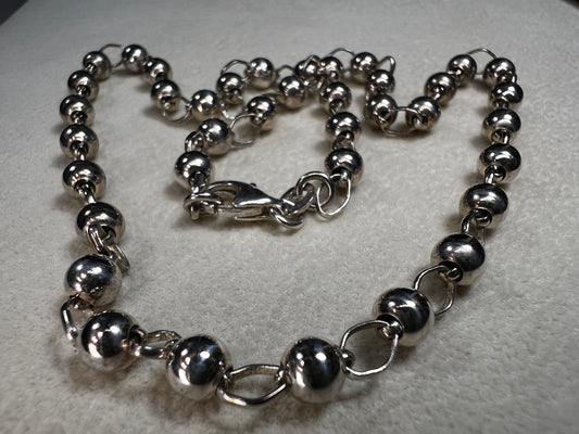 This 16" sterling silver Italian ball and link necklace shines beautifully as the balls reflect light with every movement. Its elegant yet simple design makes it an ideal piece to brighten up any outfit.