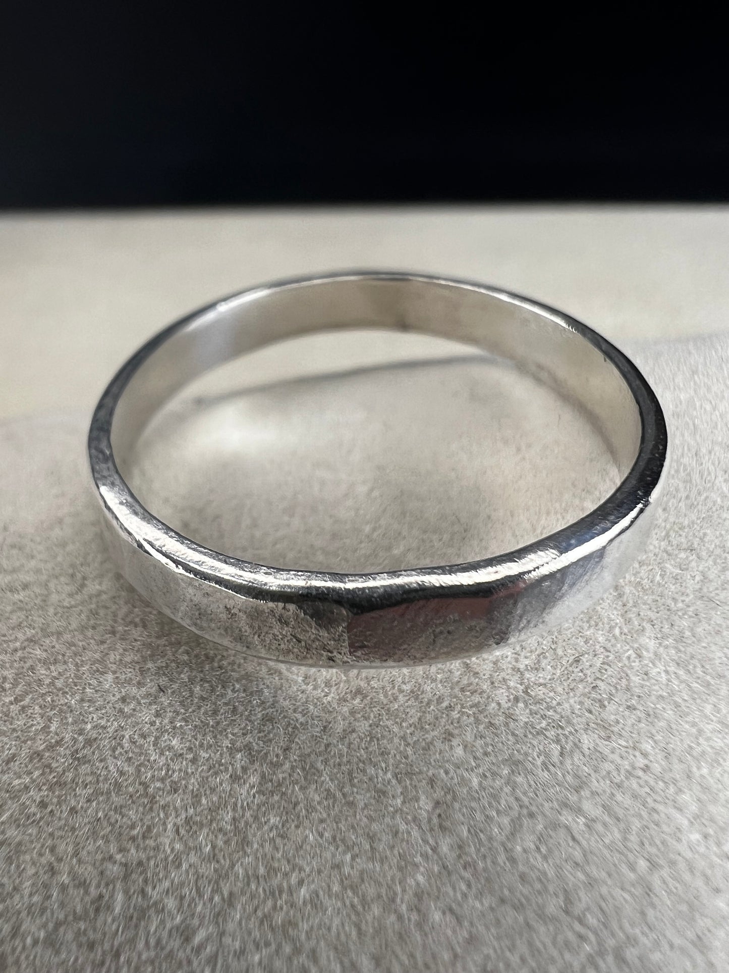 Embrace timeless elegance with this vintage Mexican sterling silver ring. Signed TR-141, it offers a genuine touch of heritage and craftsmanship.