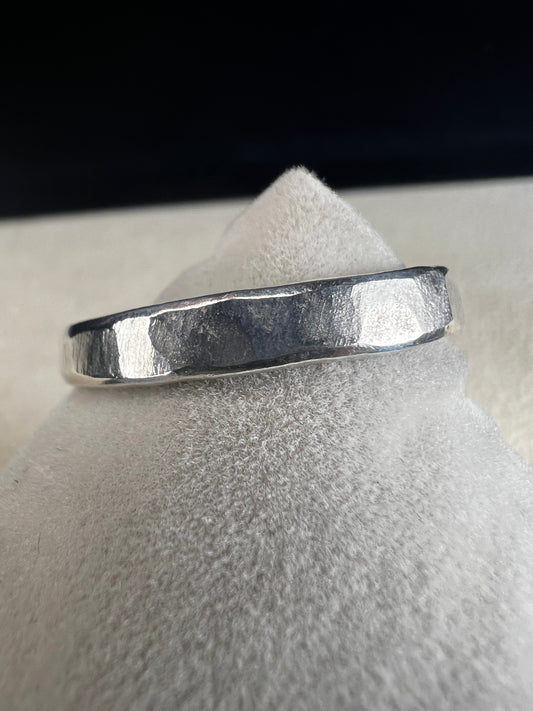 Embrace timeless elegance with this vintage Mexican sterling silver ring. Signed TR-141, it offers a genuine touch of heritage and craftsmanship.