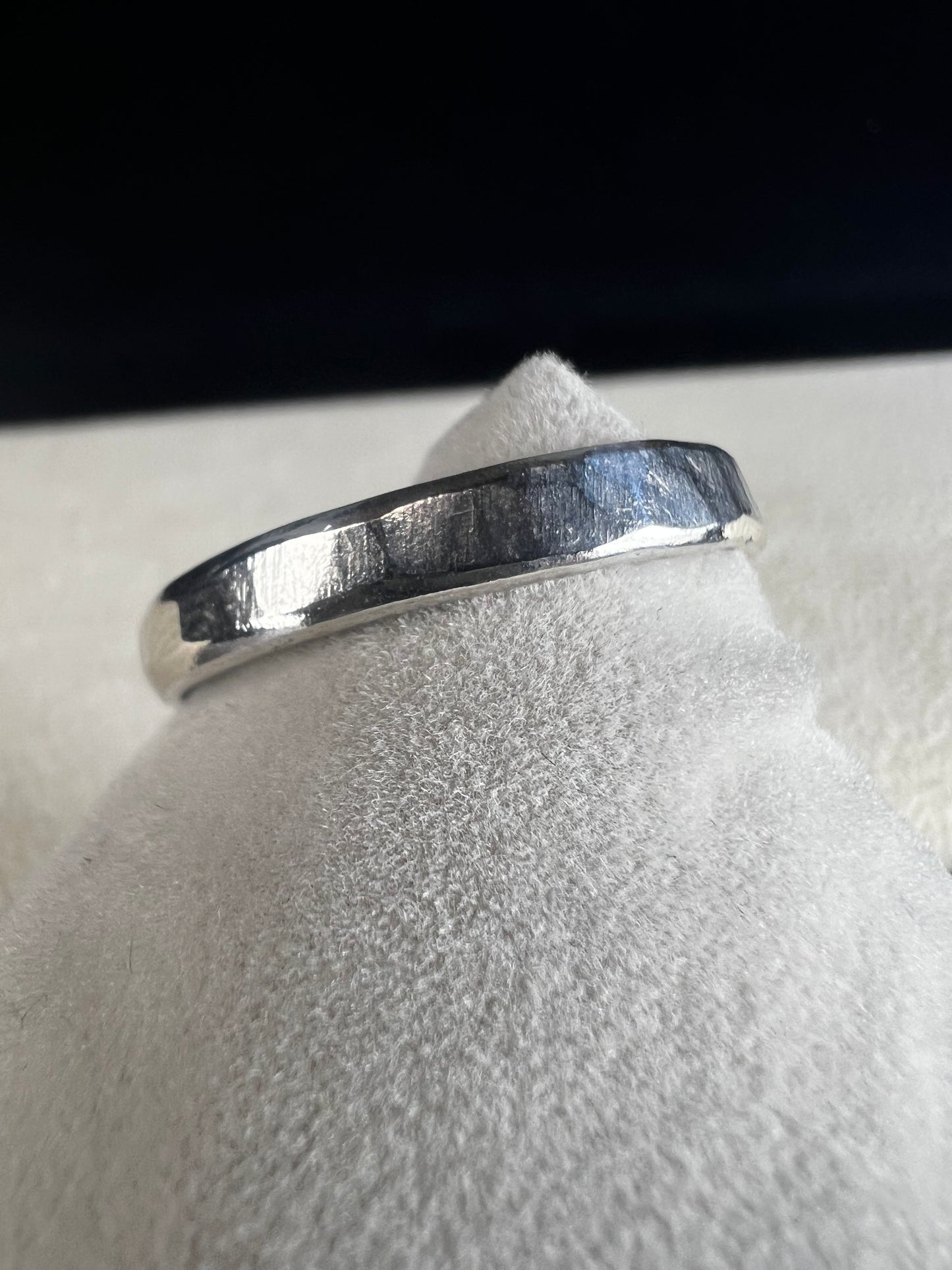 Embrace timeless elegance with this vintage Mexican sterling silver ring. Signed TR-141, it offers a genuine touch of heritage and craftsmanship.