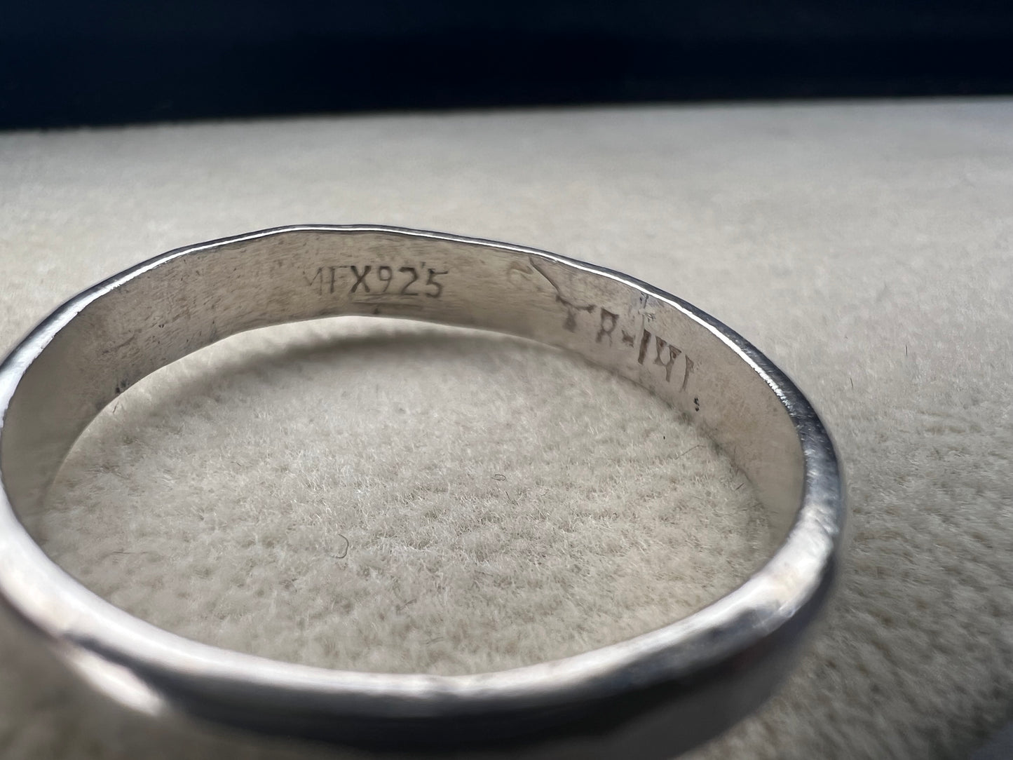 Embrace timeless elegance with this vintage Mexican sterling silver ring. Signed TR-141, it offers a genuine touch of heritage and craftsmanship.