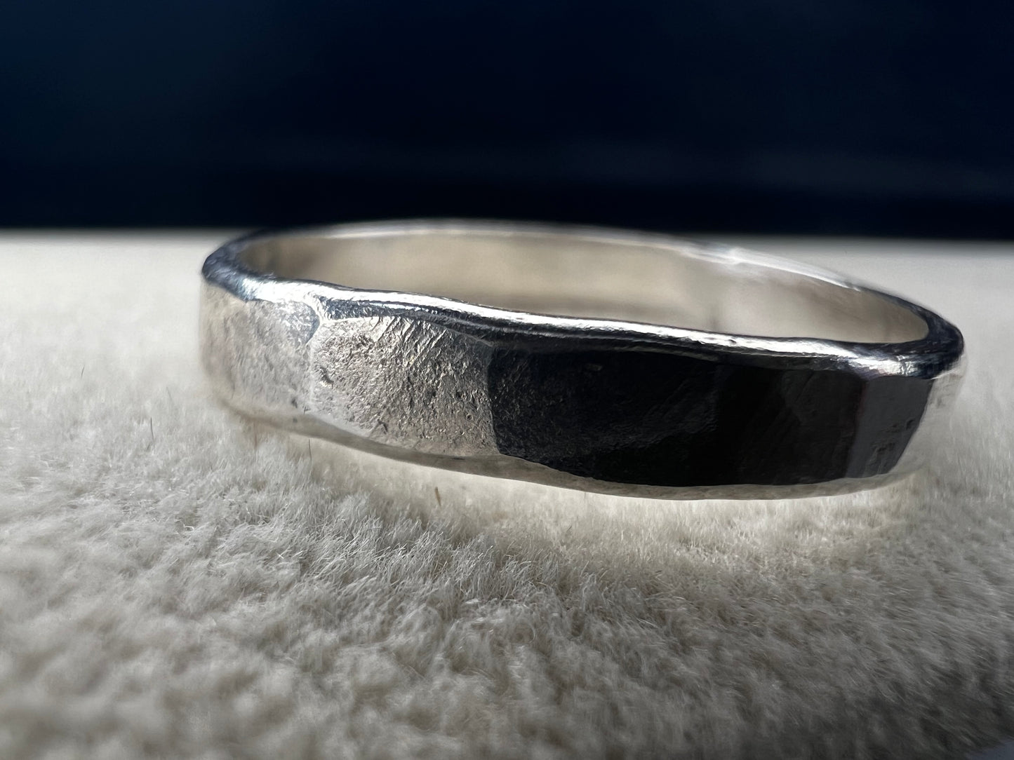 Embrace timeless elegance with this vintage Mexican sterling silver ring. Signed TR-141, it offers a genuine touch of heritage and craftsmanship.