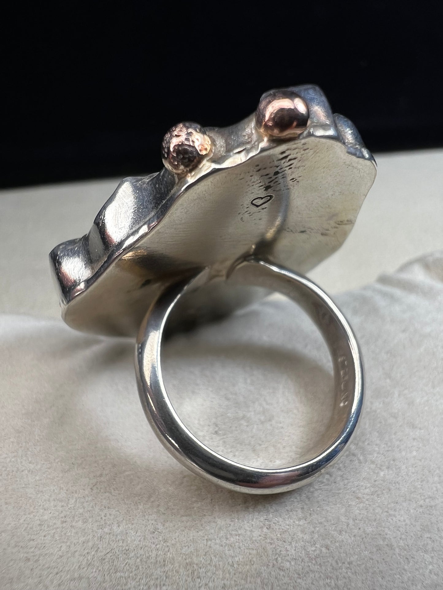 This exquisite ring by Loving Anvil showcases a natural druzy agate slice wrapped in fine sterling silver. Delicately embellished with two small gold accents, the design highlights the stone’s unique open space, creating a one-of-a-kind piece.
