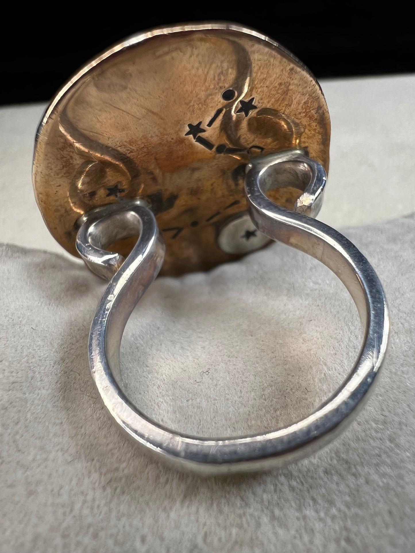 This sterling silver ring by Loving Anvil features a striking lion's head design, expertly crafted for a bold and unique statement. The backing plate is finished in fine gold, adding a stylish two-tone effect.