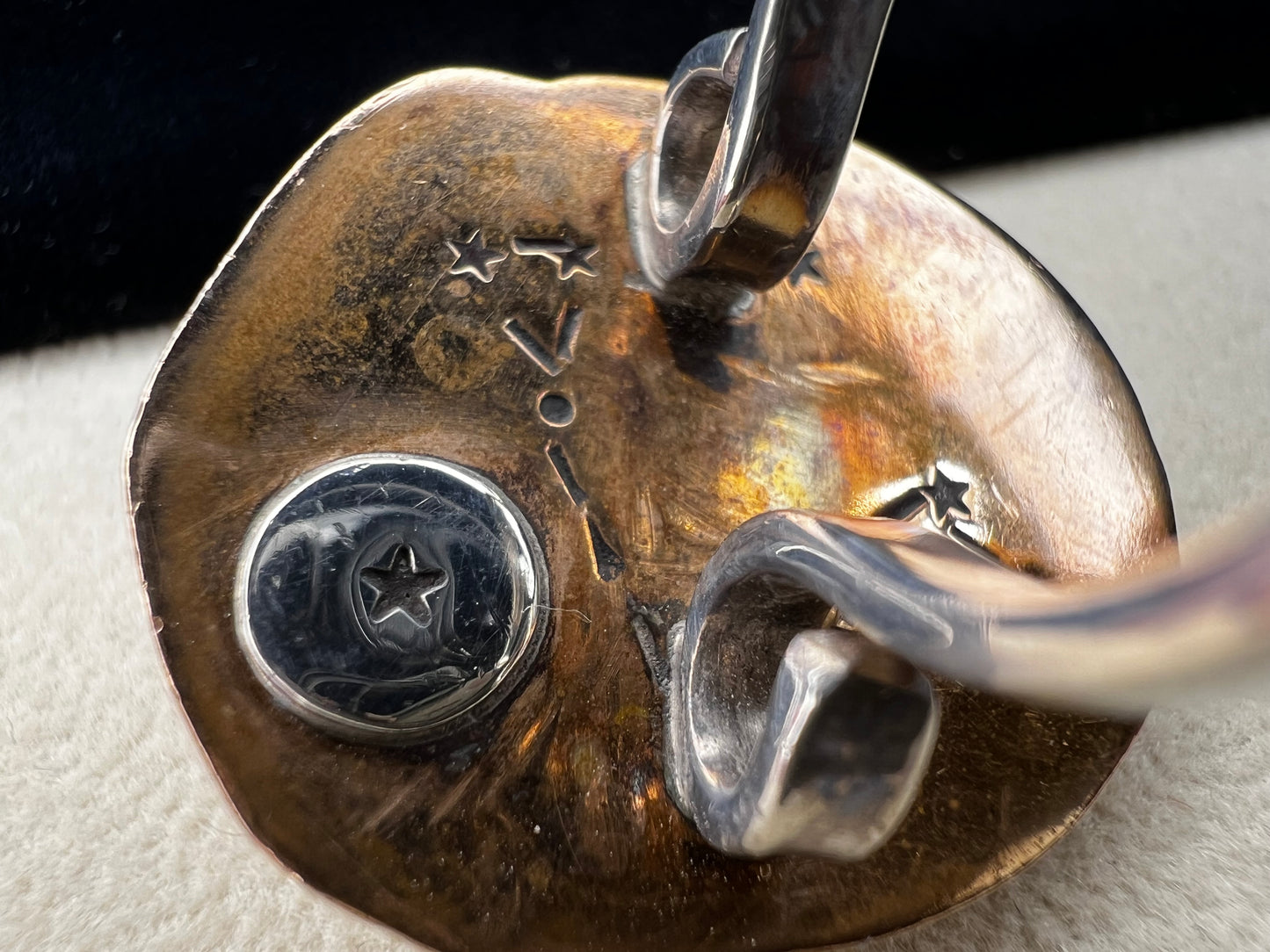 This sterling silver ring by Loving Anvil features a striking lion's head design, expertly crafted for a bold and unique statement. The backing plate is finished in fine gold, adding a stylish two-tone effect.