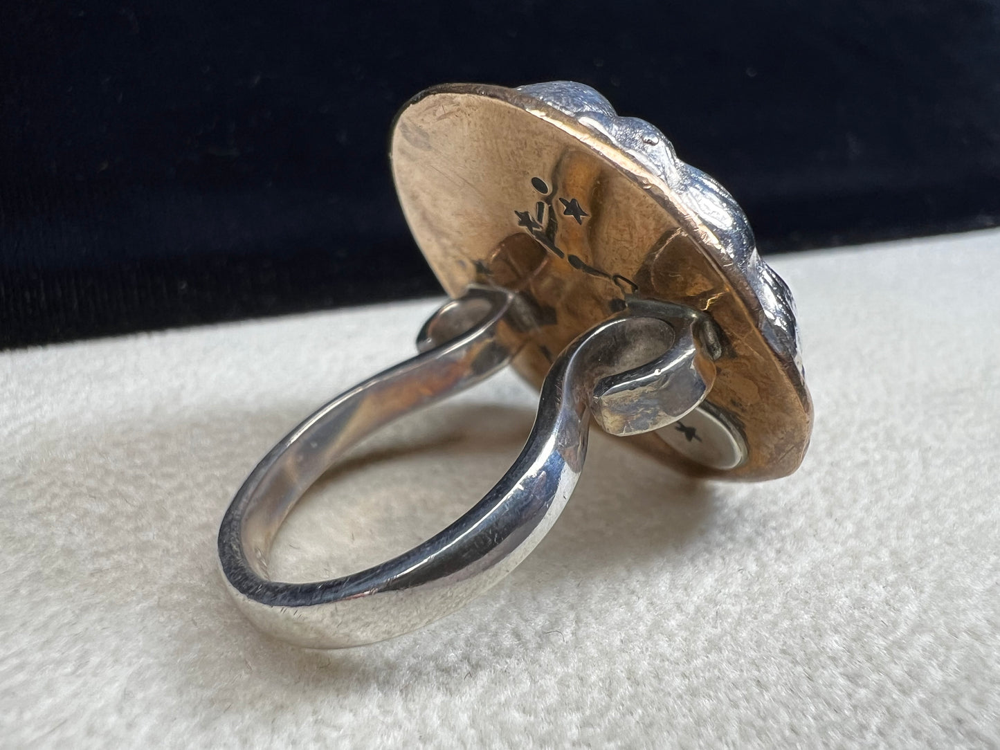 This sterling silver ring by Loving Anvil features a striking lion's head design, expertly crafted for a bold and unique statement. The backing plate is finished in fine gold, adding a stylish two-tone effect.