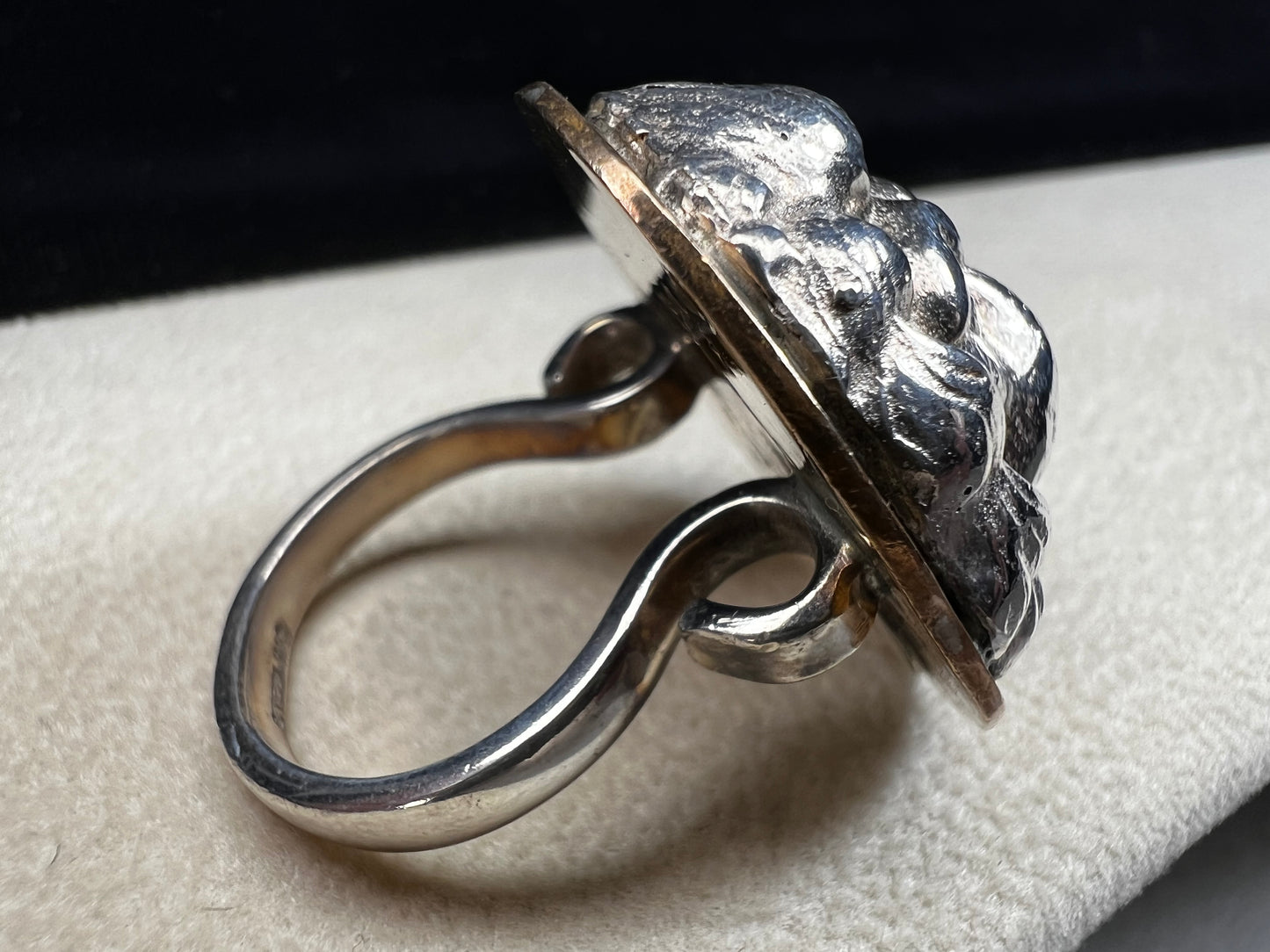 This sterling silver ring by Loving Anvil features a striking lion's head design, expertly crafted for a bold and unique statement. The backing plate is finished in fine gold, adding a stylish two-tone effect.