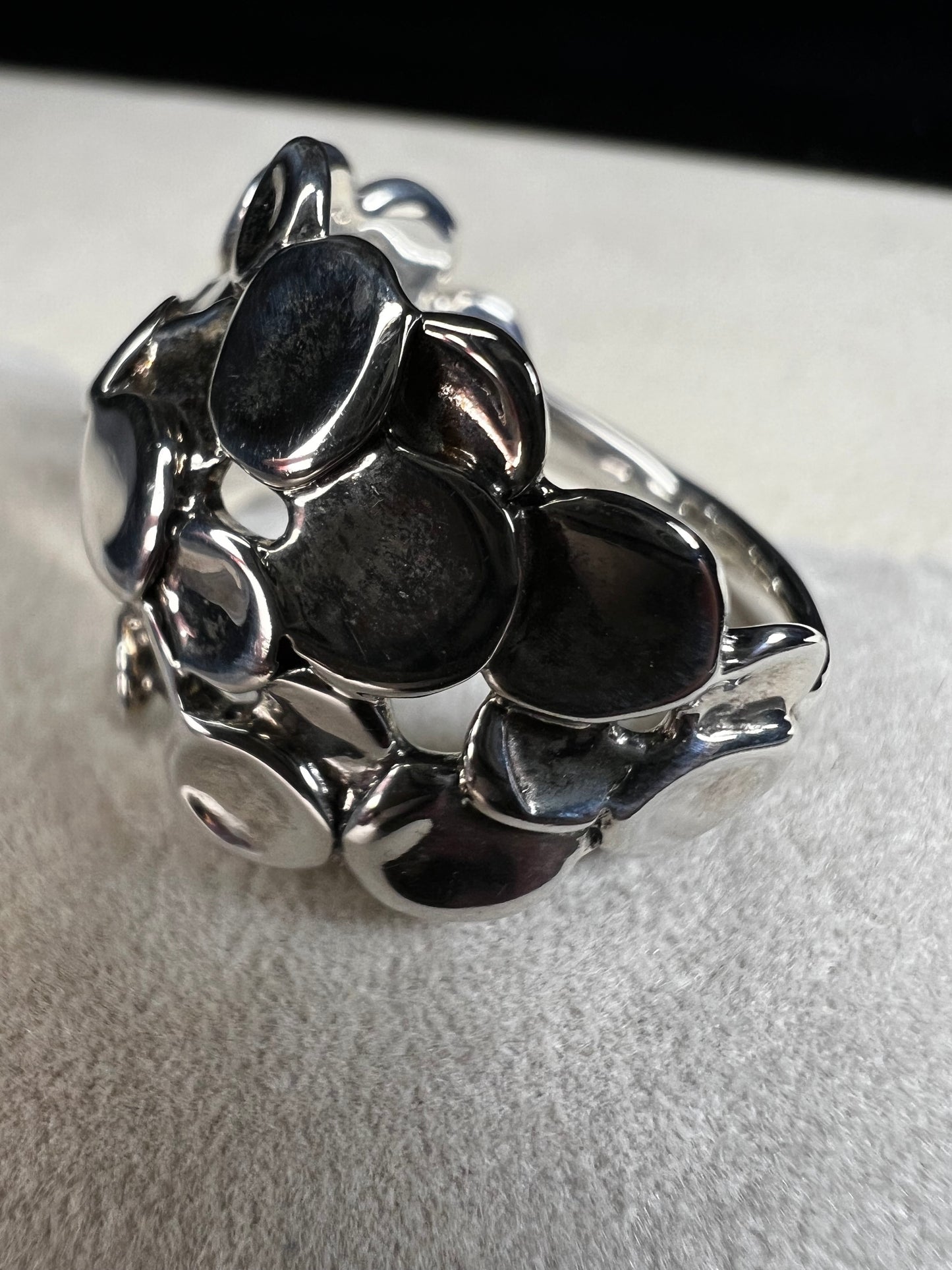 This sterling silver ring by Israeli designer Hagit Gorali is expertly crafted to reflect light beautifully, enhancing your style with a radiant and elegant glow.