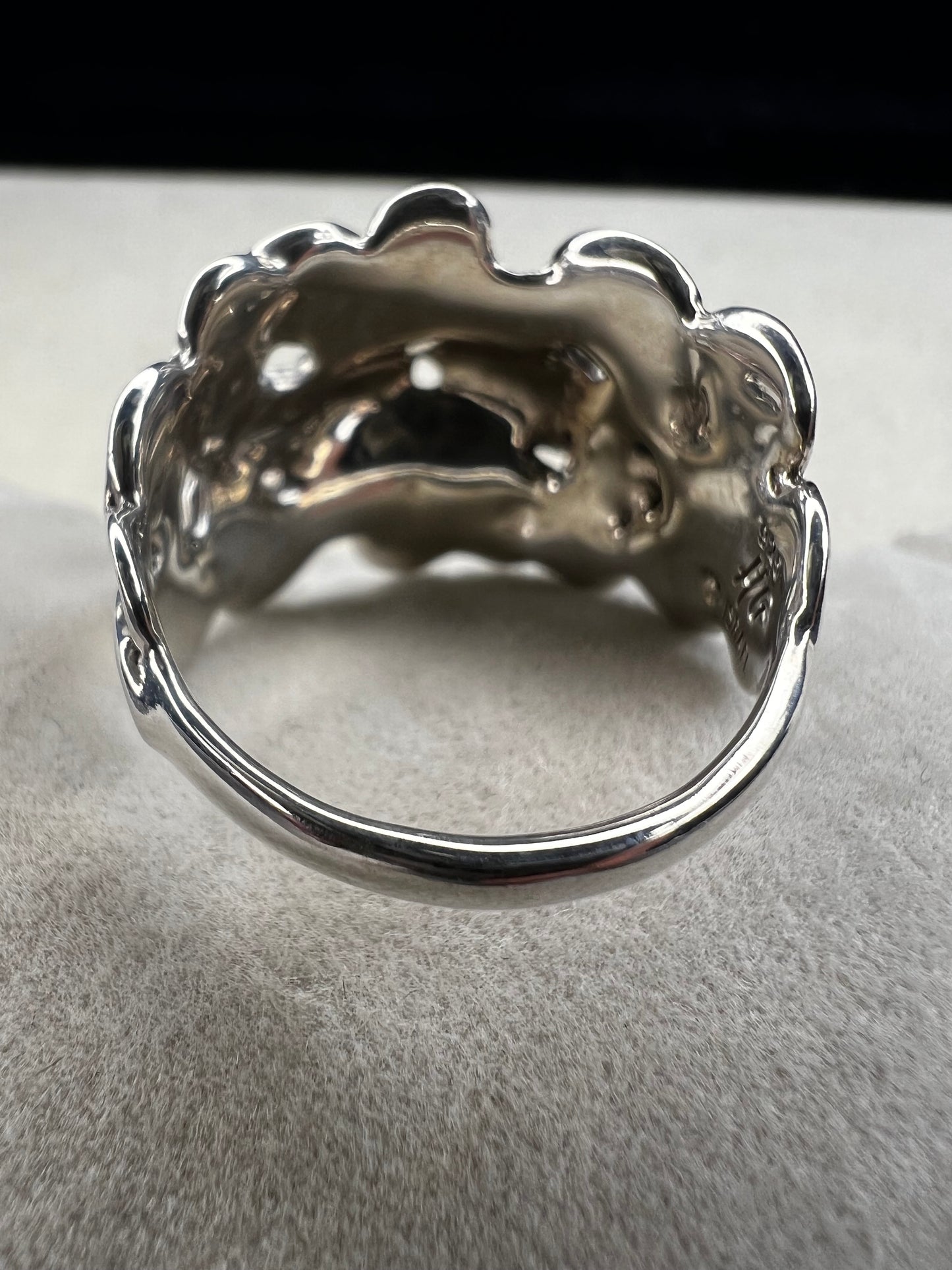 This sterling silver ring by Israeli designer Hagit Gorali is expertly crafted to reflect light beautifully, enhancing your style with a radiant and elegant glow.