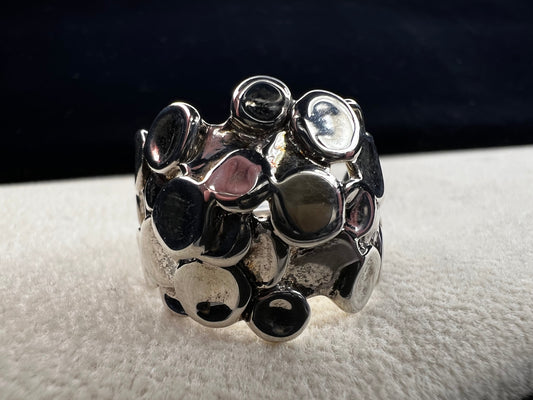 This sterling silver ring by Israeli designer Hagit Gorali is expertly crafted to reflect light beautifully, enhancing your style with a radiant and elegant glow.