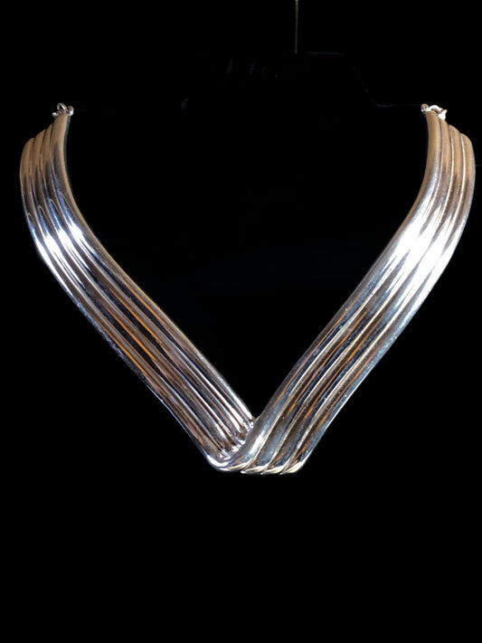 This sterling silver V-shaped choker is a vibrant piece that is designed to complement and accessorize a variety of styles.