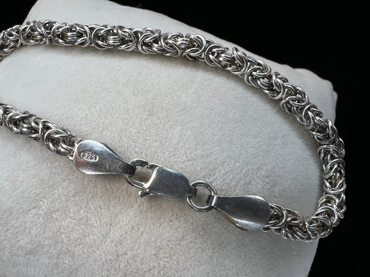 The durable woven-link design of this byzantine link bracelet makes for a visually striking and lasting piece of jewelry.