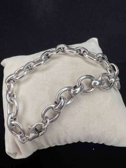 This is a great vintage bracelet with solid links meant to last. Made in Italy.