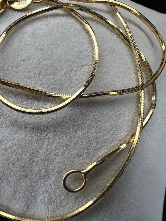 Crafted from 14 karat gold, this box herringbone makes for a stronger link to give you a lasting piece of jewelry.