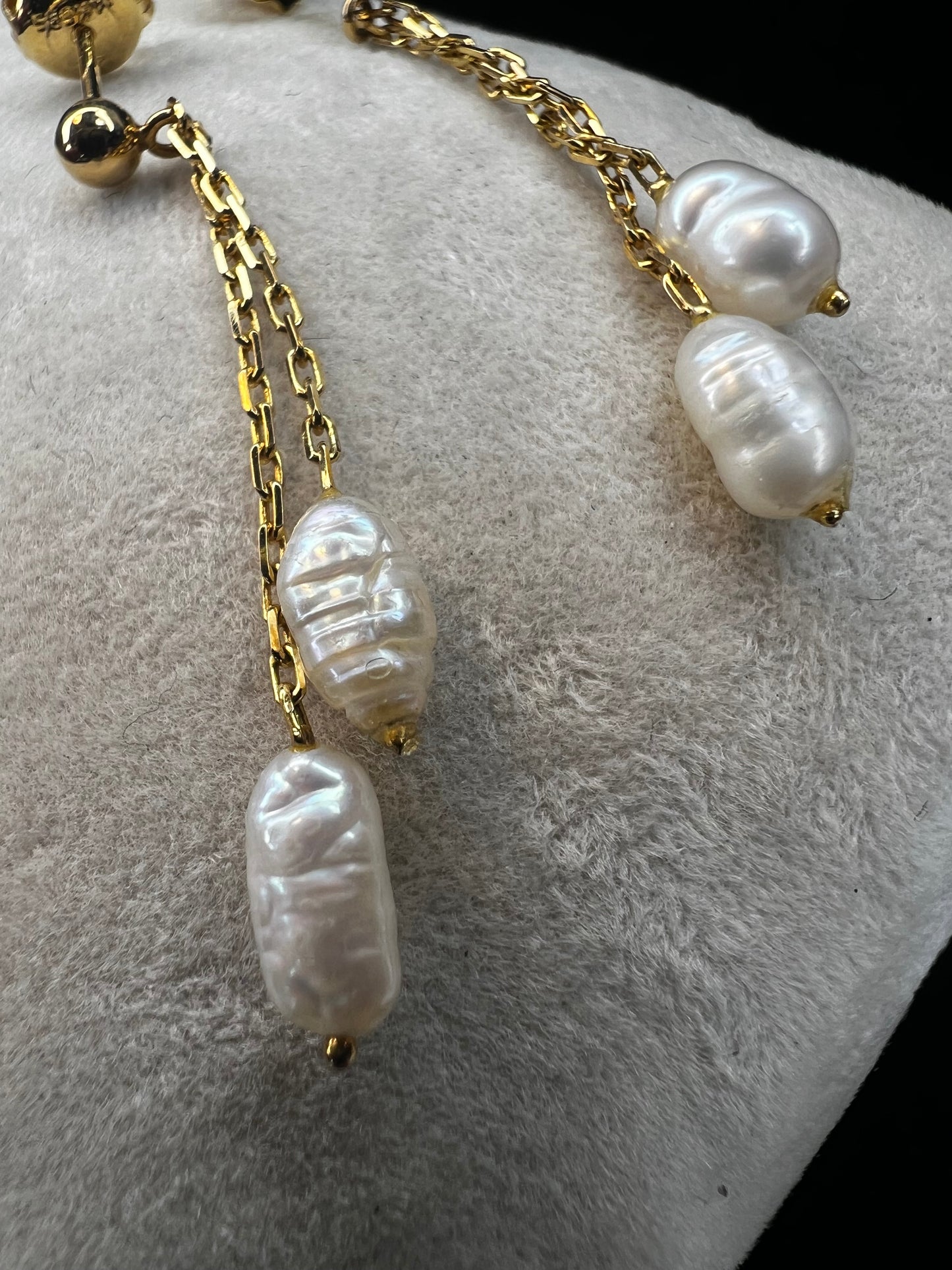 Made with 14 karat gold and natural pearls, these earrings are perfect for the new season.