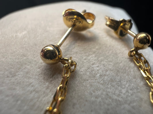 Made with 14 karat gold and natural pearls, these earrings are perfect for the new season.