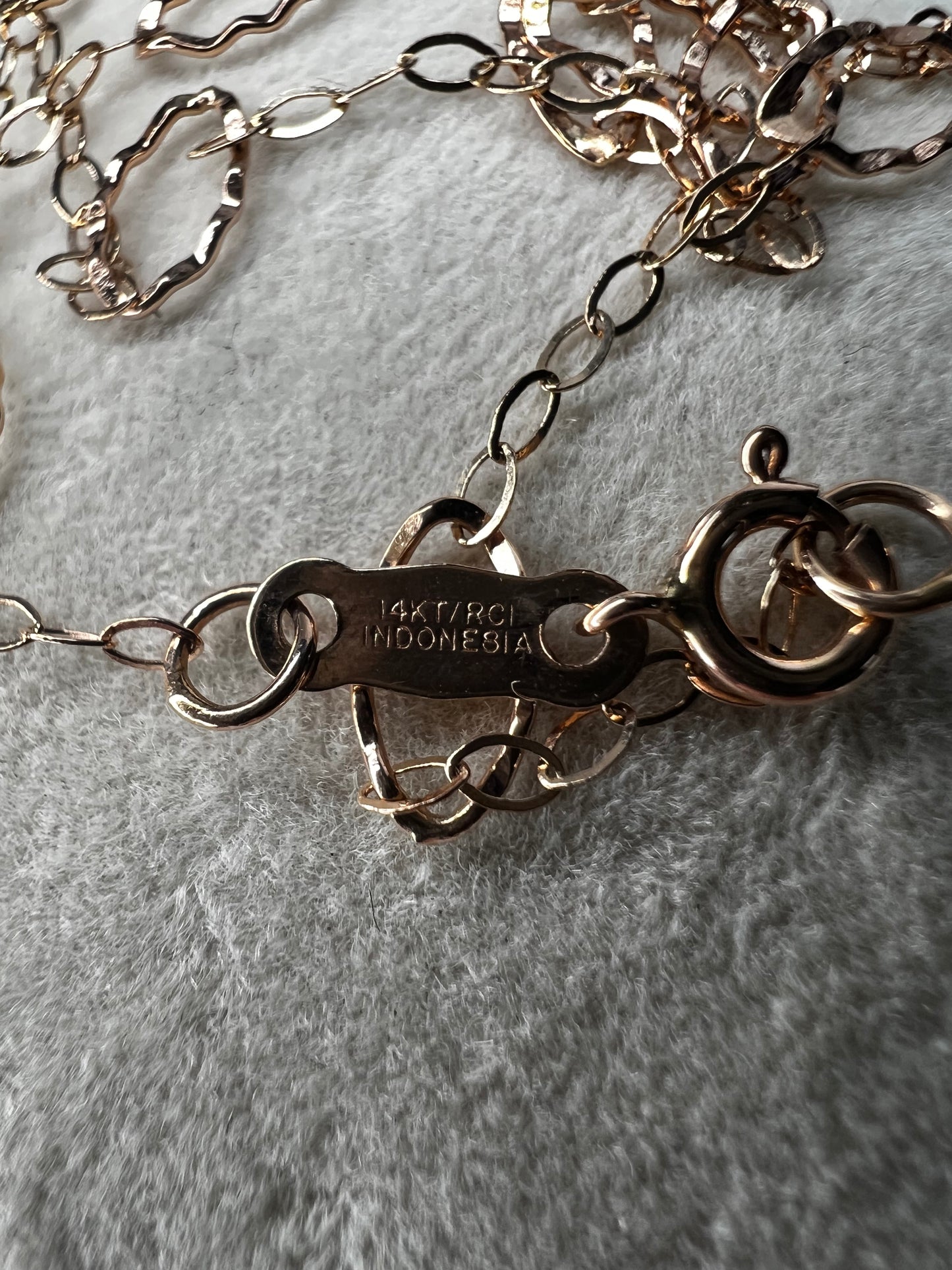 Add a touch of elegance to your outfit with our 18" necklace. Made with high-quality 14 karat rose gold, its unique link design offers a subtle twist on the classic necklace.