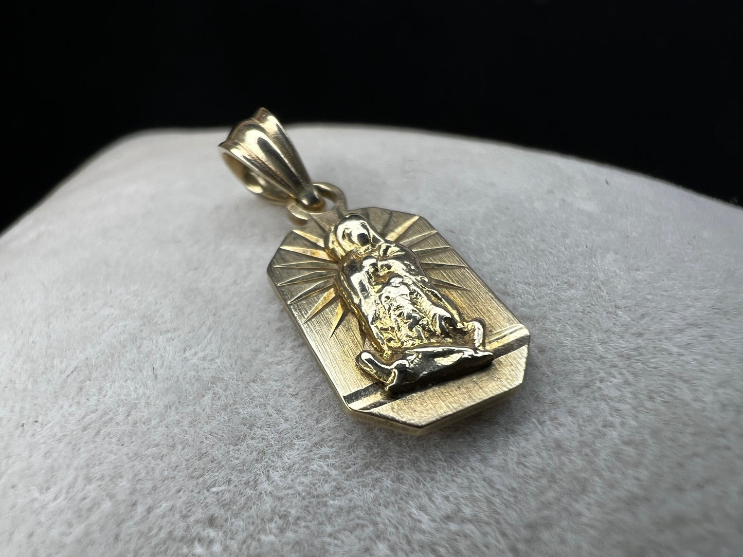 Add a touch of elegance to your outfit with our Virgin Mary pendant. Expertly crafted from 14 karat gold, this piece will allow you to hold your faith near you.