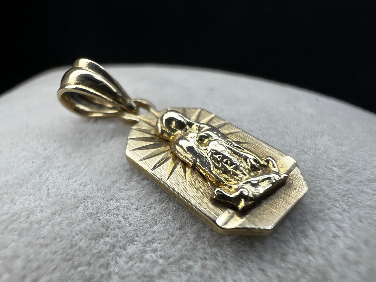 Add a touch of elegance to your outfit with our Virgin Mary pendant. Expertly crafted from 14 karat gold, this piece will allow you to hold your faith near you.
