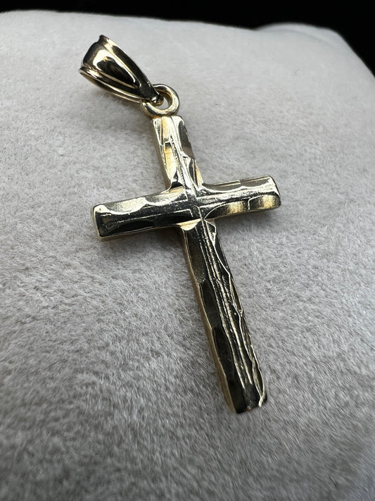 Hold your faith close to you with this 14 karat gold pendant. The etched design around the edges gives the cross a distinctive look.