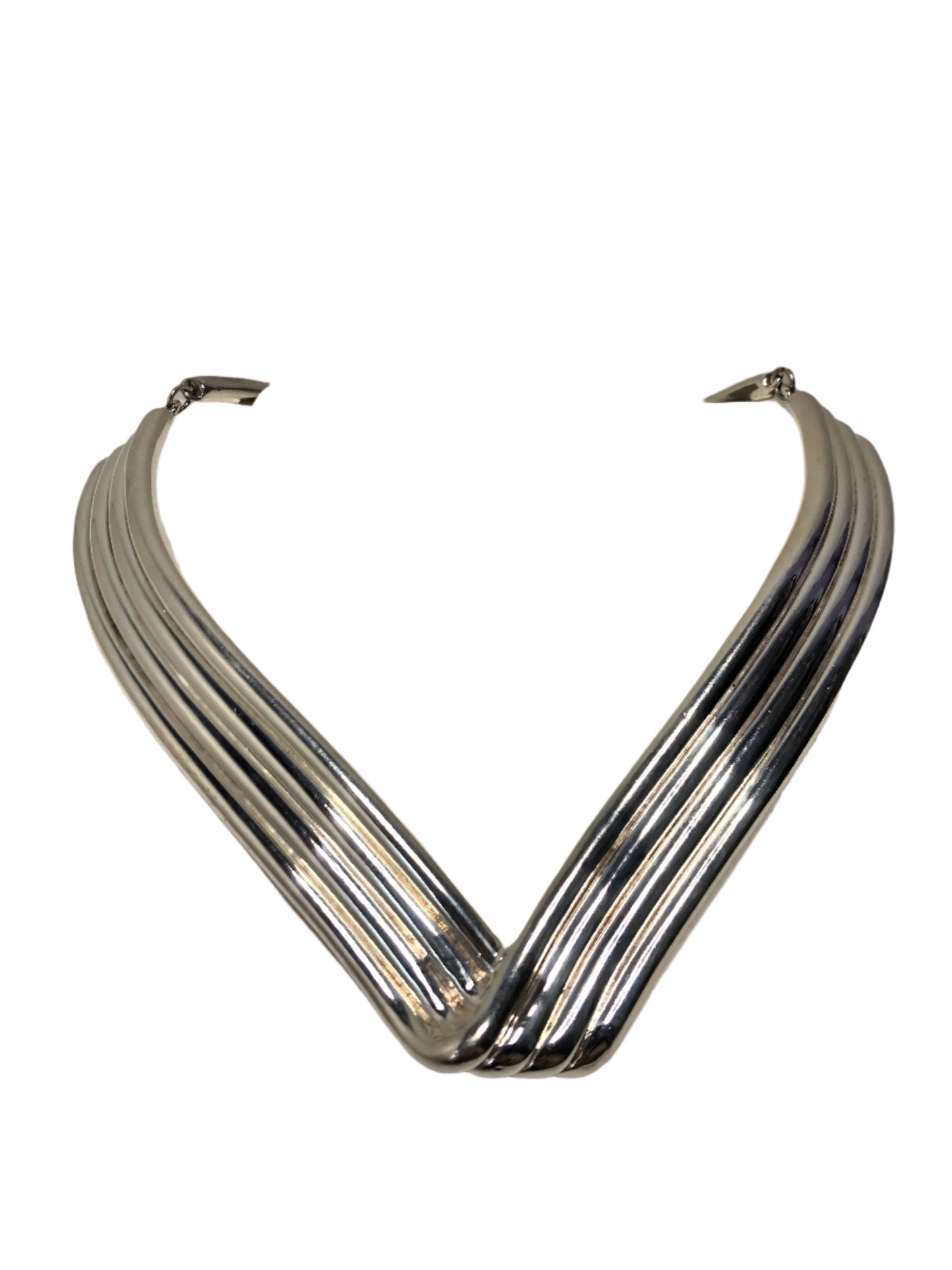 This sterling silver V-shaped choker is a vibrant piece that is designed to complement and accessorize a variety of styles.