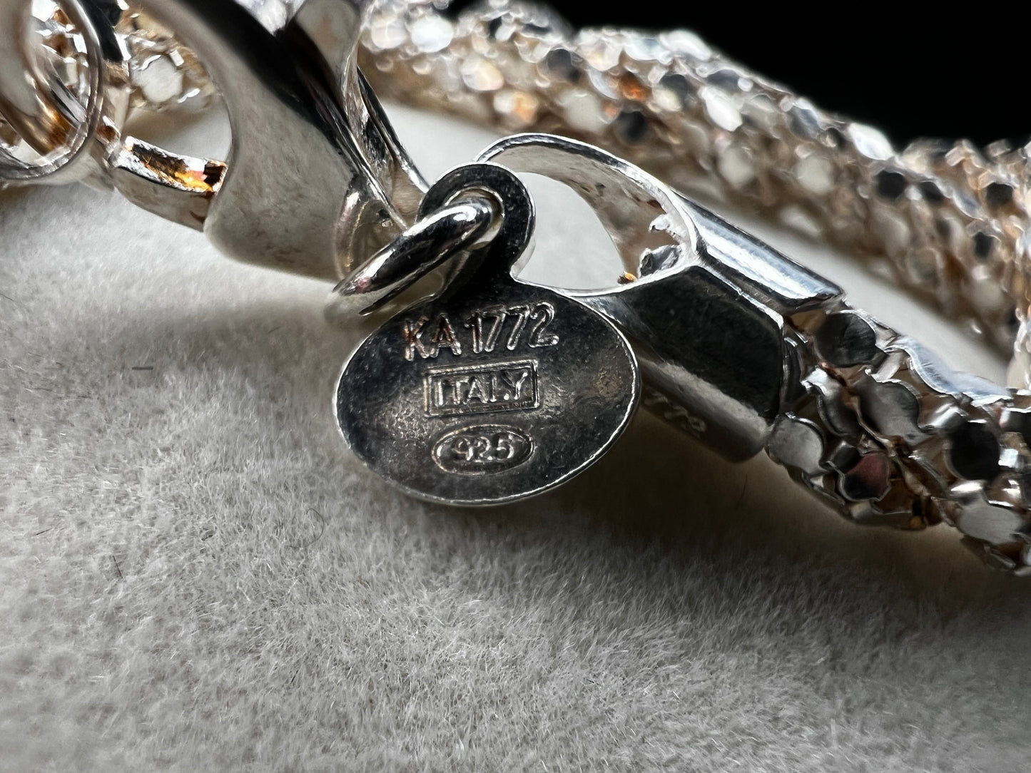 From La Dea Bendata, this beautiful sterling silver necklace will look stunning with any outfit.