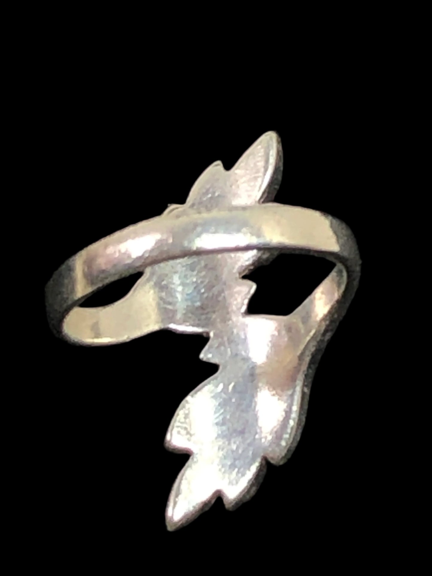 This sterling silver ring makes a statement with its eye-grabbing design and use of black enamel and pearlescent accents.