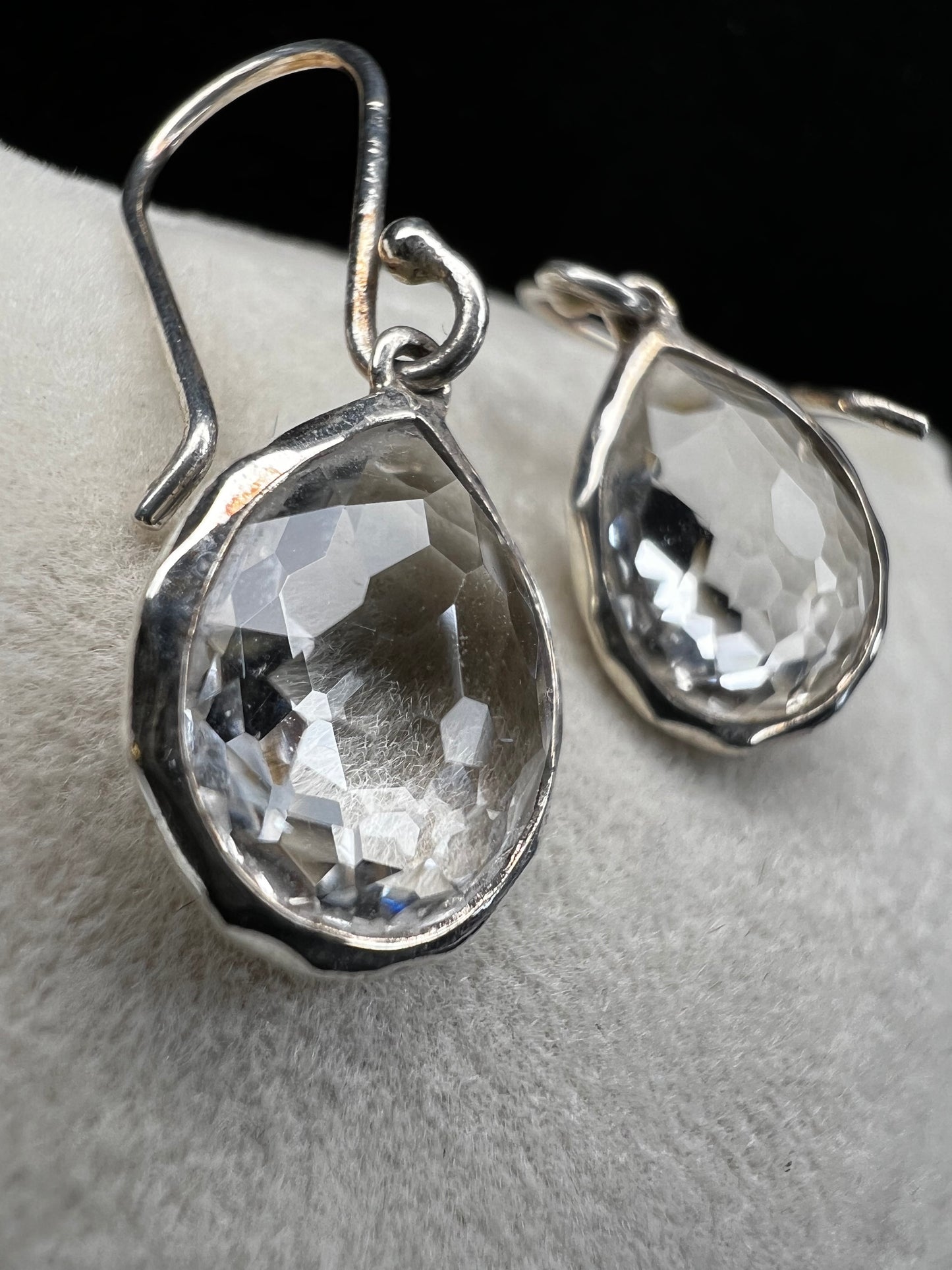 Discover the elegant sophistication of these Ippolita earrings. Handcrafted from high-quality sterling silver and adorned with sparkling spinel, these Italian-designed earrings will add a touch of luxury to any outfit.