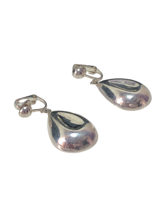 Indulge in sophistication with these vintage sterling silver tear drop earrings. They feature a unique design as well as screw-back closures, which means you don't need pierced ears to wear them.