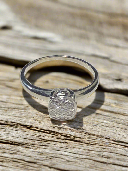 If you're looking for a touch of elegance to enhance your outfit, this ring is a perfect match. Made of 14k white gold, it features seven diamonds amid detailed metalwork.