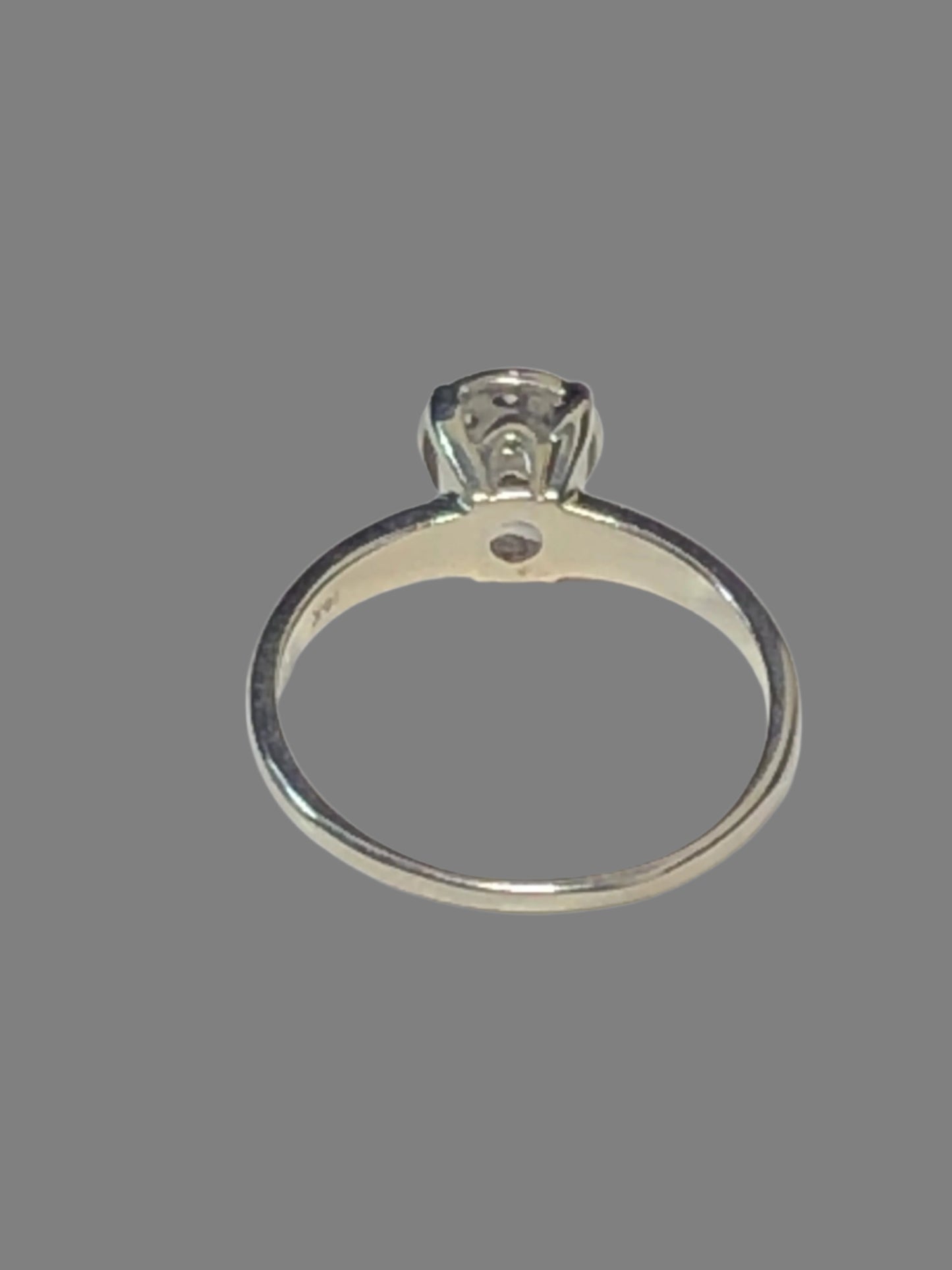 If you're looking for a touch of elegance to enhance your outfit, this ring is a perfect match. Made of 14k white gold, it features seven diamonds amid detailed metalwork.