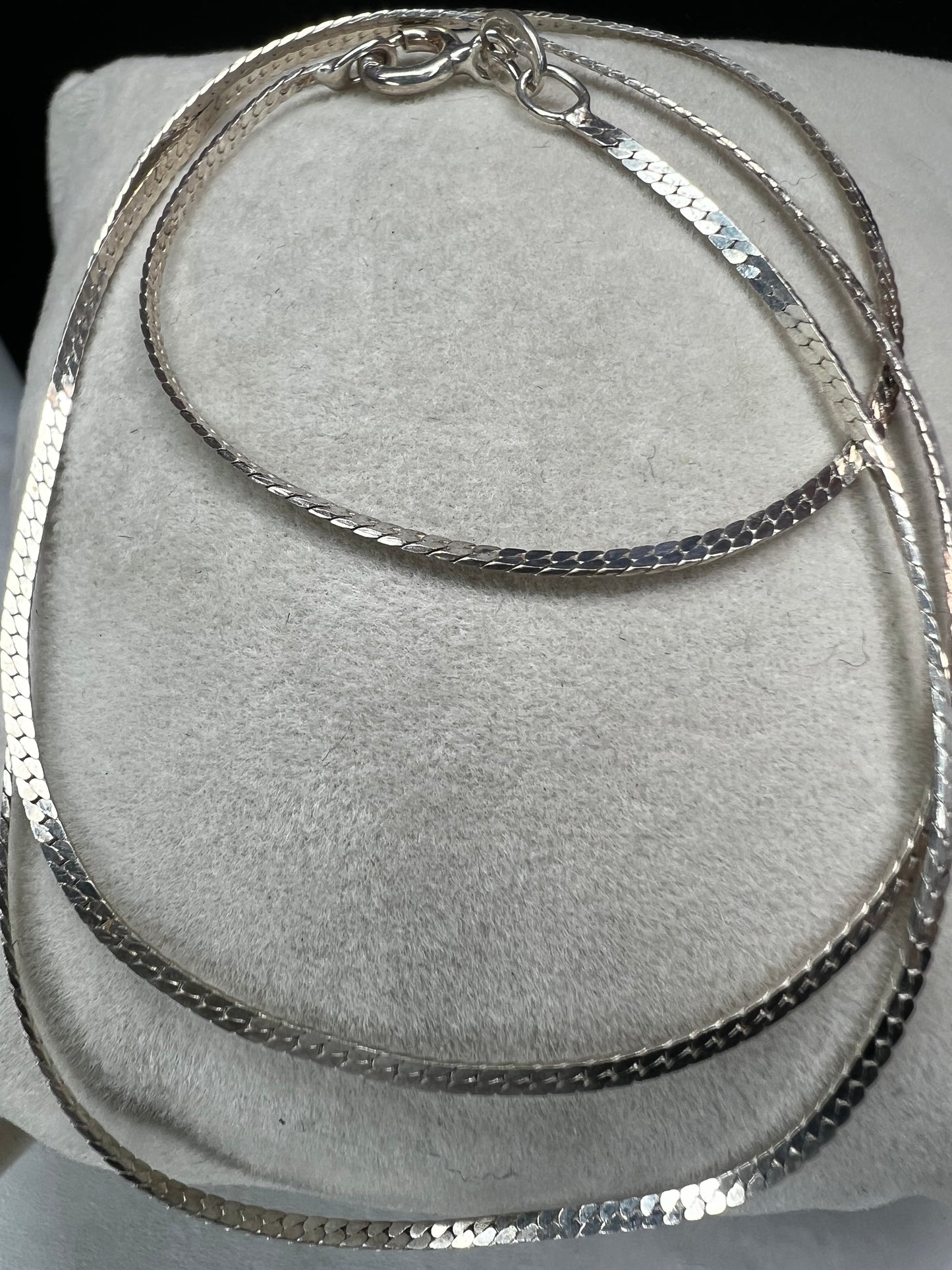 Put some sparkle in your day with this classic herringbone necklace. Made of sterling silver, this piece can be worn alone, or you can add a pendant to it for a different look.
