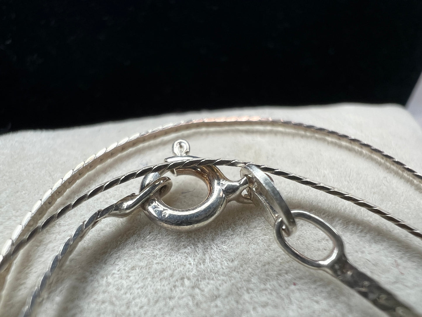 Put some sparkle in your day with this classic herringbone necklace. Made of sterling silver, this piece can be worn alone, or you can add a pendant to it for a different look.