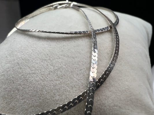 Put some sparkle in your day with this classic herringbone necklace. Made of sterling silver, this piece can be worn alone, or you can add a pendant to it for a different look.